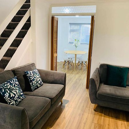 Spacious House, Free Parking & Patio Garden Farnham  Exterior foto