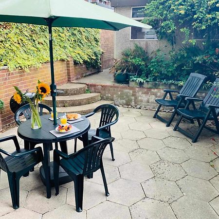 Spacious House, Free Parking & Patio Garden Farnham  Exterior foto