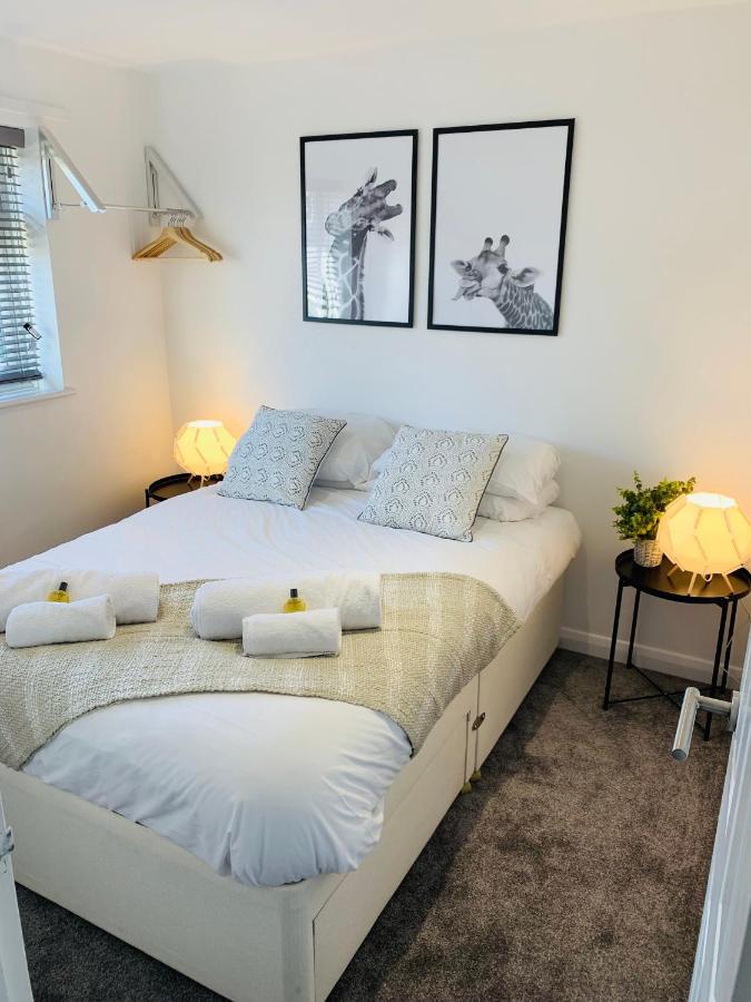 Spacious House, Free Parking & Patio Garden Farnham  Exterior foto