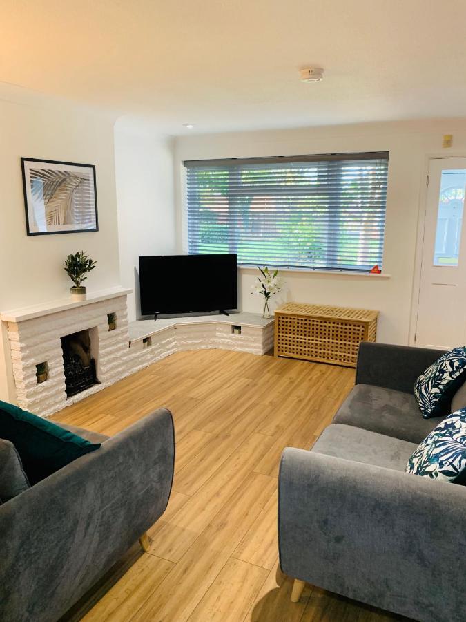 Spacious House, Free Parking & Patio Garden Farnham  Exterior foto