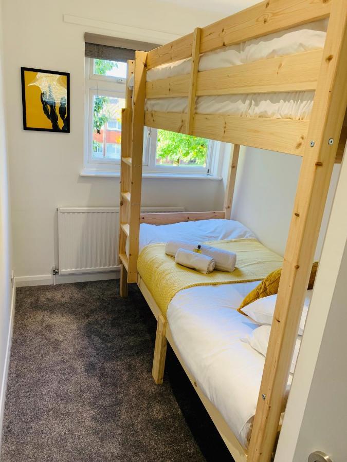 Spacious House, Free Parking & Patio Garden Farnham  Exterior foto
