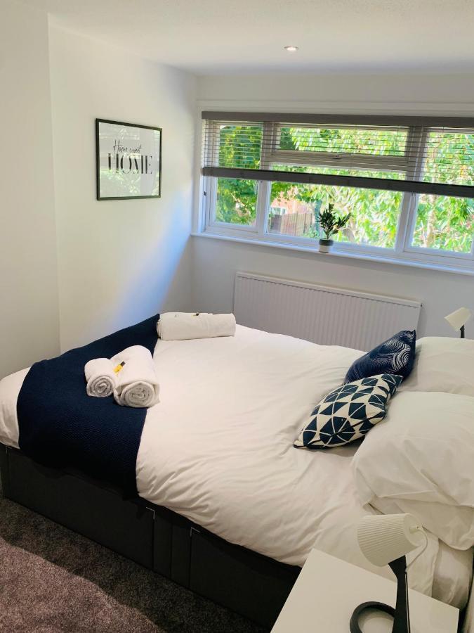 Spacious House, Free Parking & Patio Garden Farnham  Exterior foto