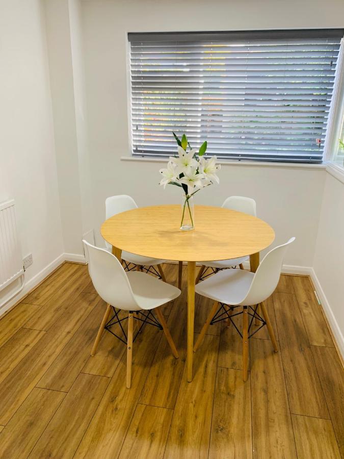 Spacious House, Free Parking & Patio Garden Farnham  Exterior foto