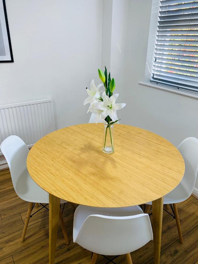 Spacious House, Free Parking & Patio Garden Farnham  Exterior foto