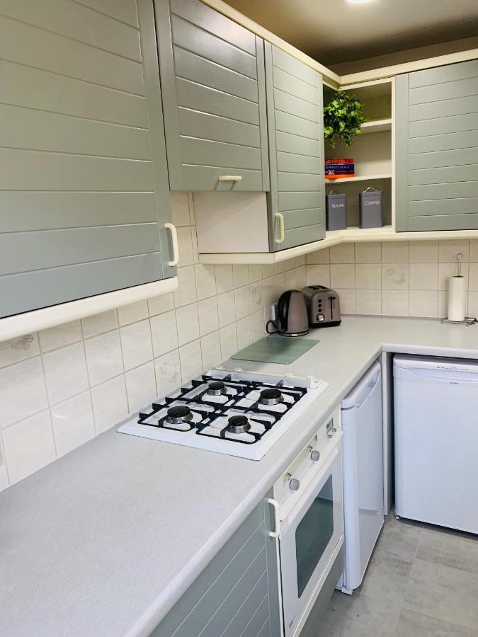 Spacious House, Free Parking & Patio Garden Farnham  Exterior foto