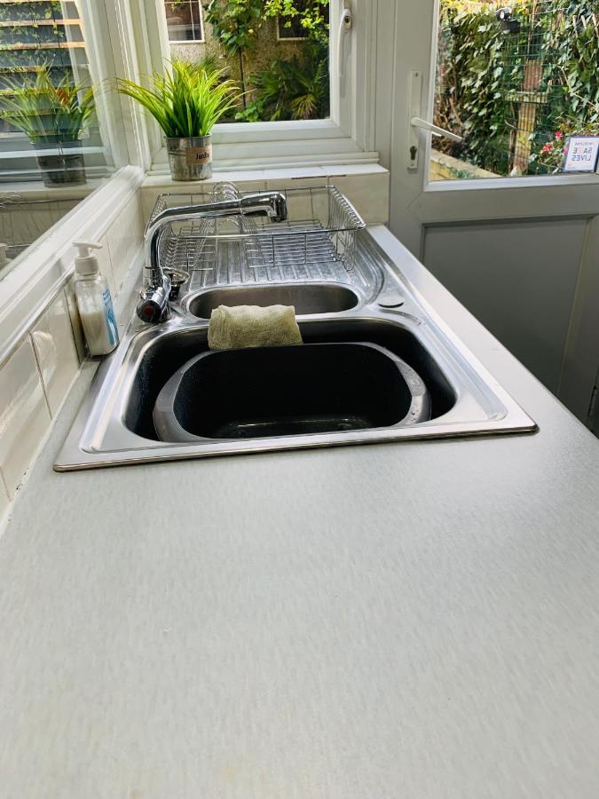 Spacious House, Free Parking & Patio Garden Farnham  Exterior foto