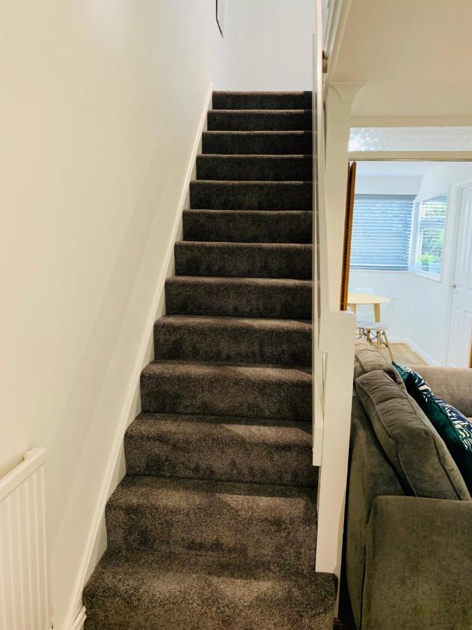 Spacious House, Free Parking & Patio Garden Farnham  Exterior foto