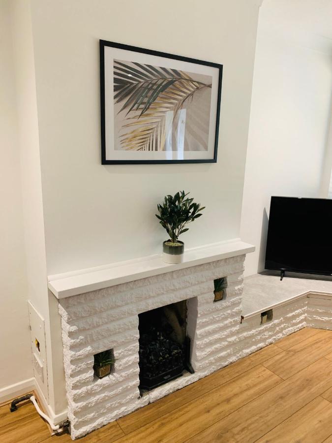 Spacious House, Free Parking & Patio Garden Farnham  Exterior foto
