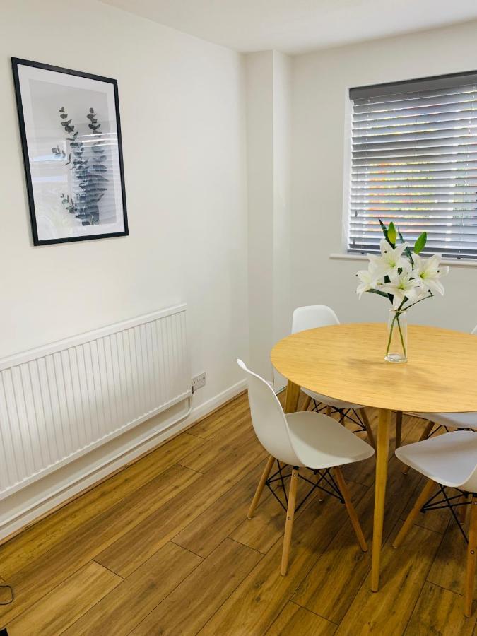 Spacious House, Free Parking & Patio Garden Farnham  Exterior foto