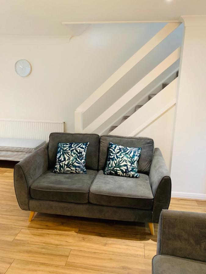 Spacious House, Free Parking & Patio Garden Farnham  Exterior foto