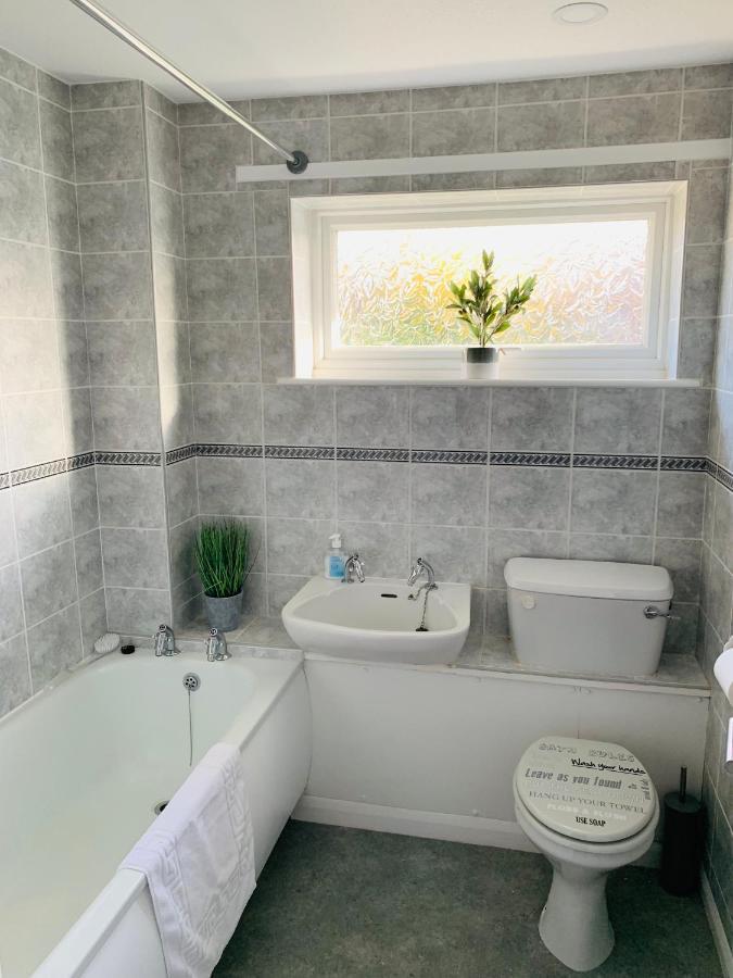 Spacious House, Free Parking & Patio Garden Farnham  Exterior foto