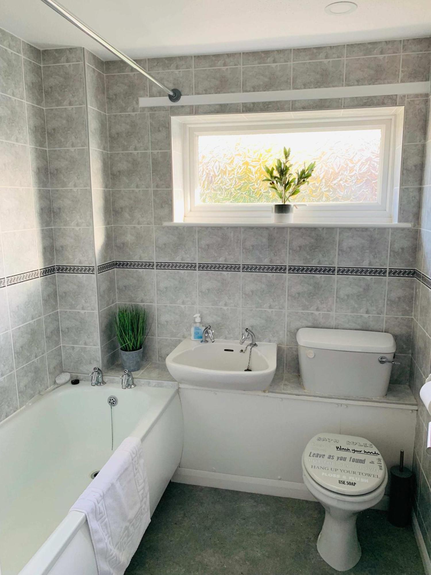 Spacious House, Free Parking & Patio Garden Farnham  Exterior foto