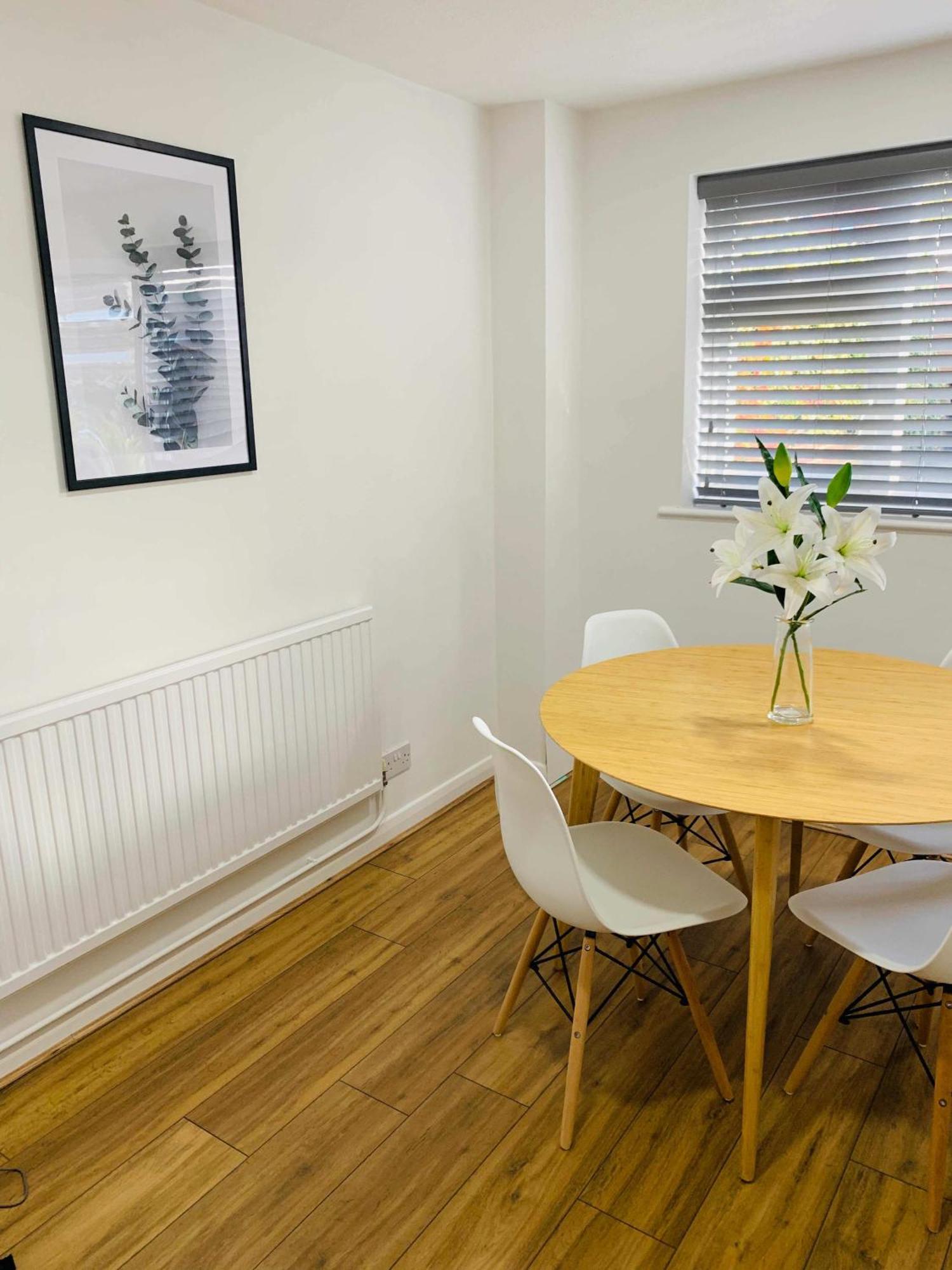 Spacious House, Free Parking & Patio Garden Farnham  Exterior foto