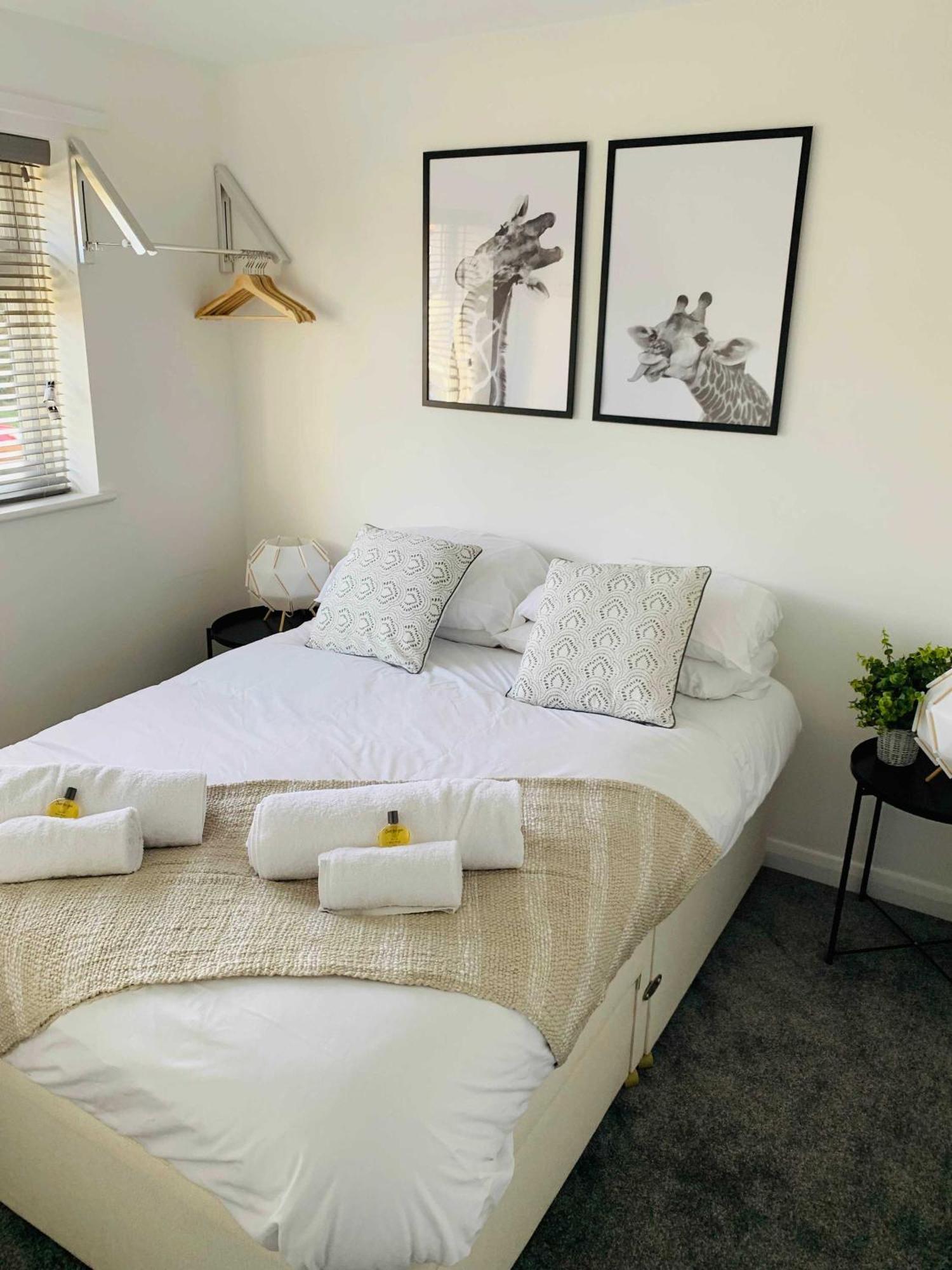 Spacious House, Free Parking & Patio Garden Farnham  Exterior foto