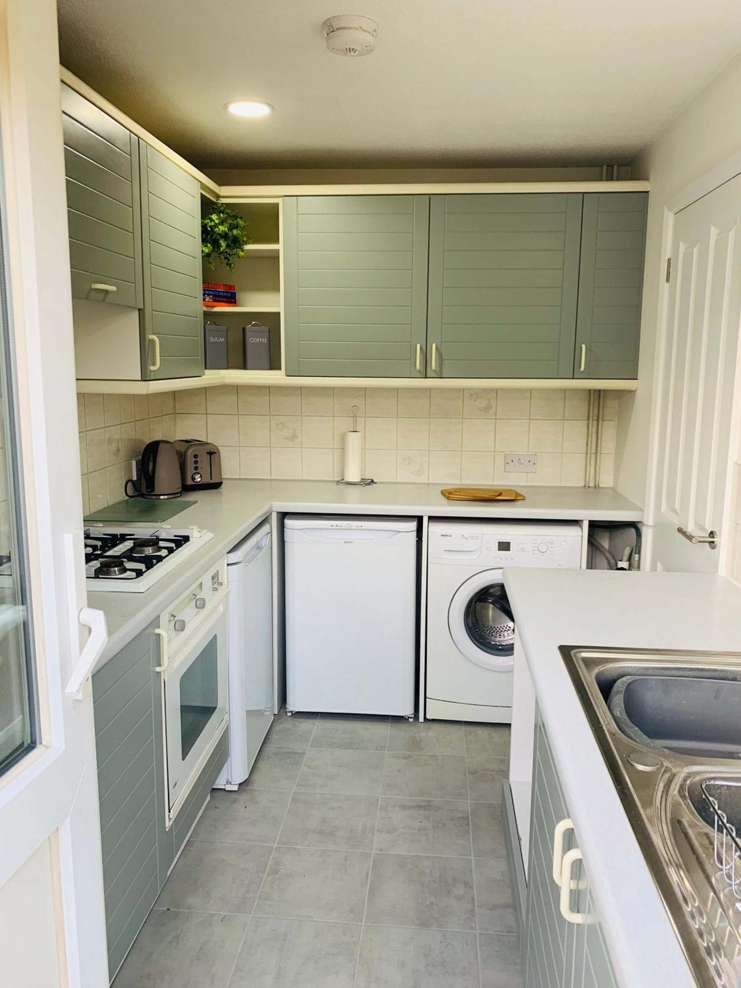Spacious House, Free Parking & Patio Garden Farnham  Exterior foto