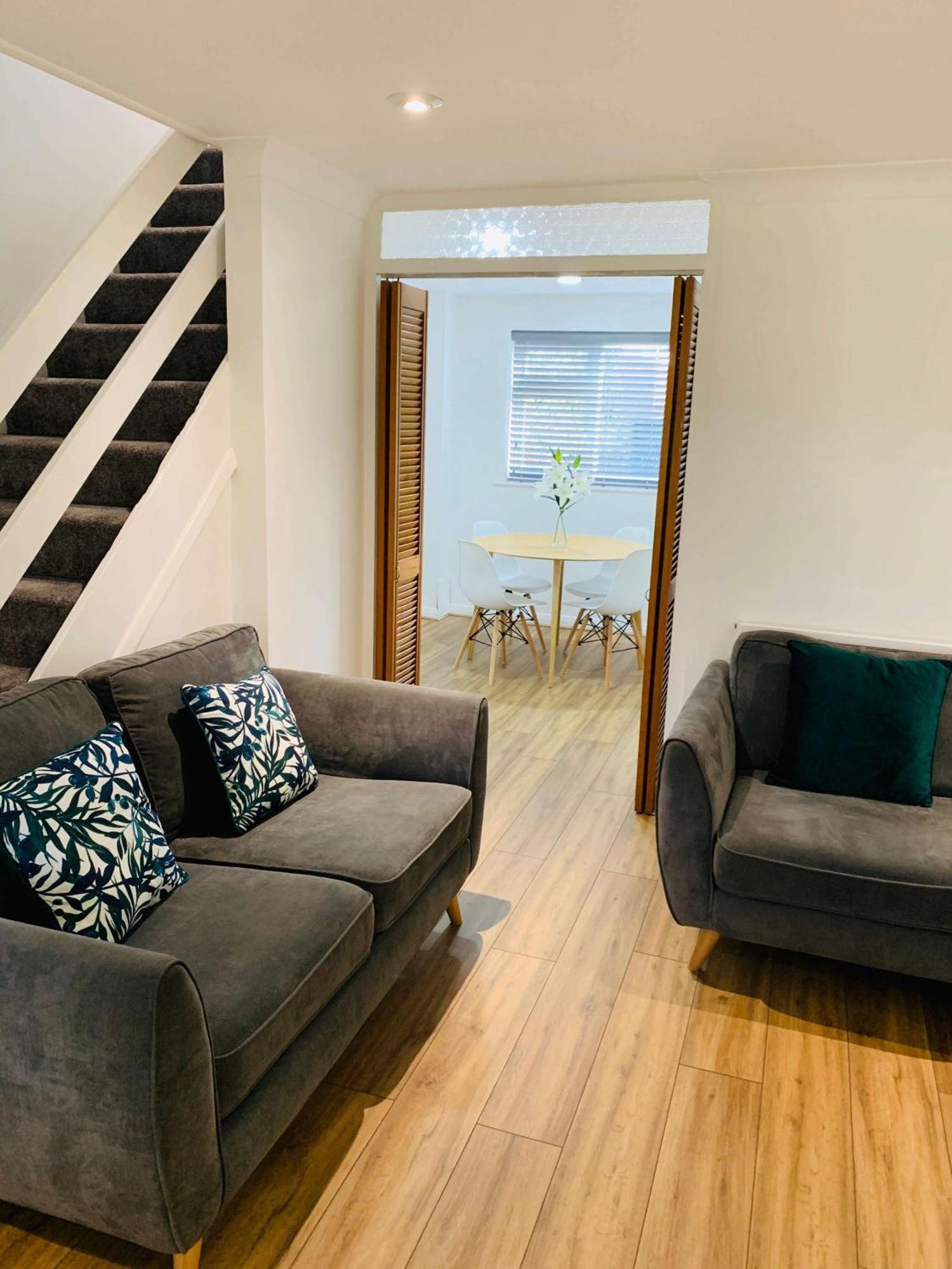 Spacious House, Free Parking & Patio Garden Farnham  Exterior foto