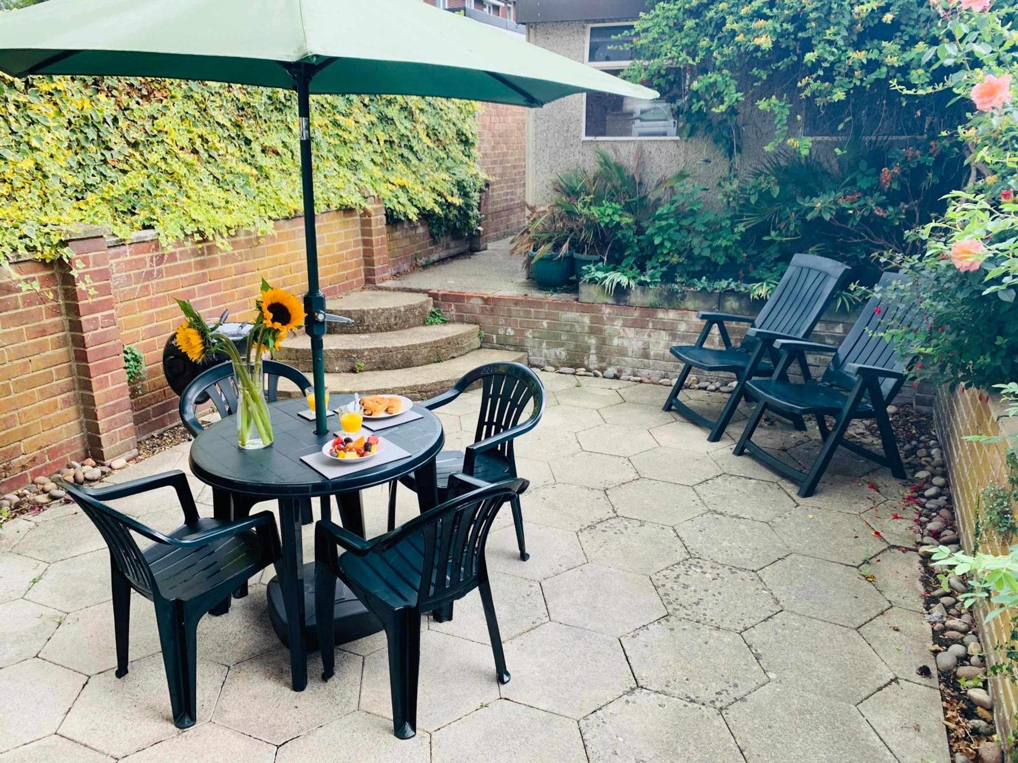 Spacious House, Free Parking & Patio Garden Farnham  Exterior foto